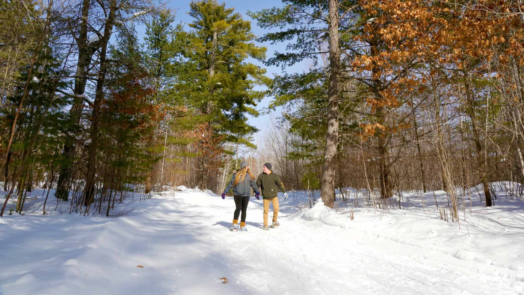 Article: Easy-to-explore winter trails | couple snowshoeing through Razorback Ridges Trails